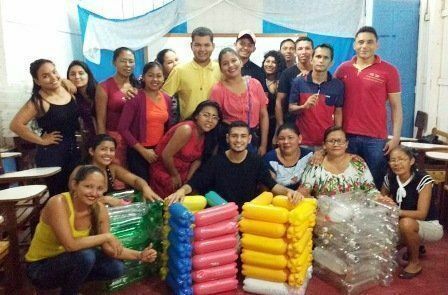 Garrafas antes descartadas serviram para a confecção de lixeiras